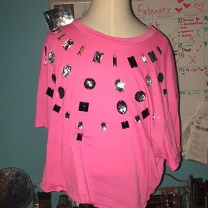 Cut embezzled crop top